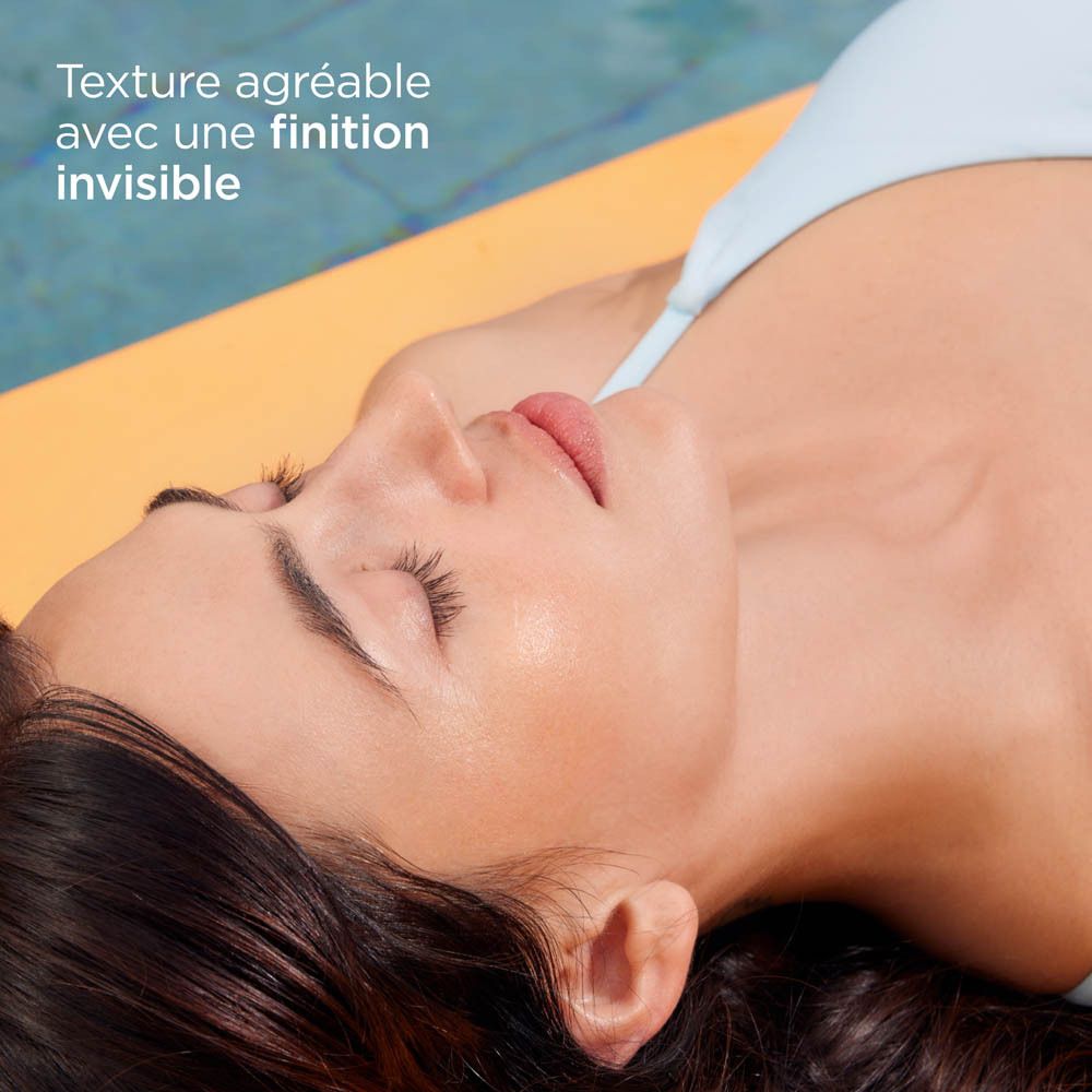 Femme allongée sur tapis jaune. Texte : Texture agréable avec finition invisible.