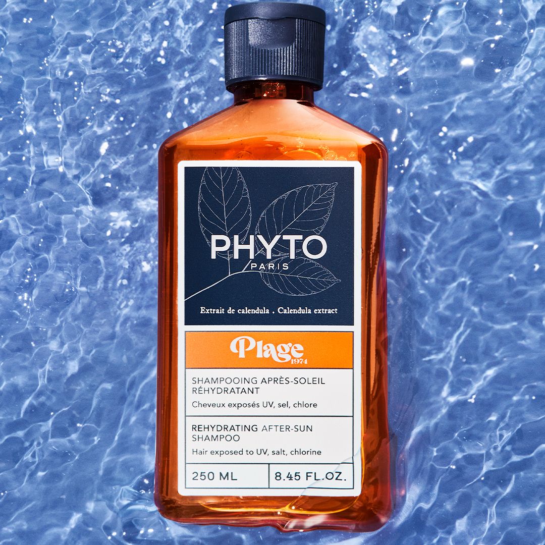 Flacon de shampooing dans l'eau. Inscriptions : Phyto Paris, Plage, Après-Soleil. 250 ml.