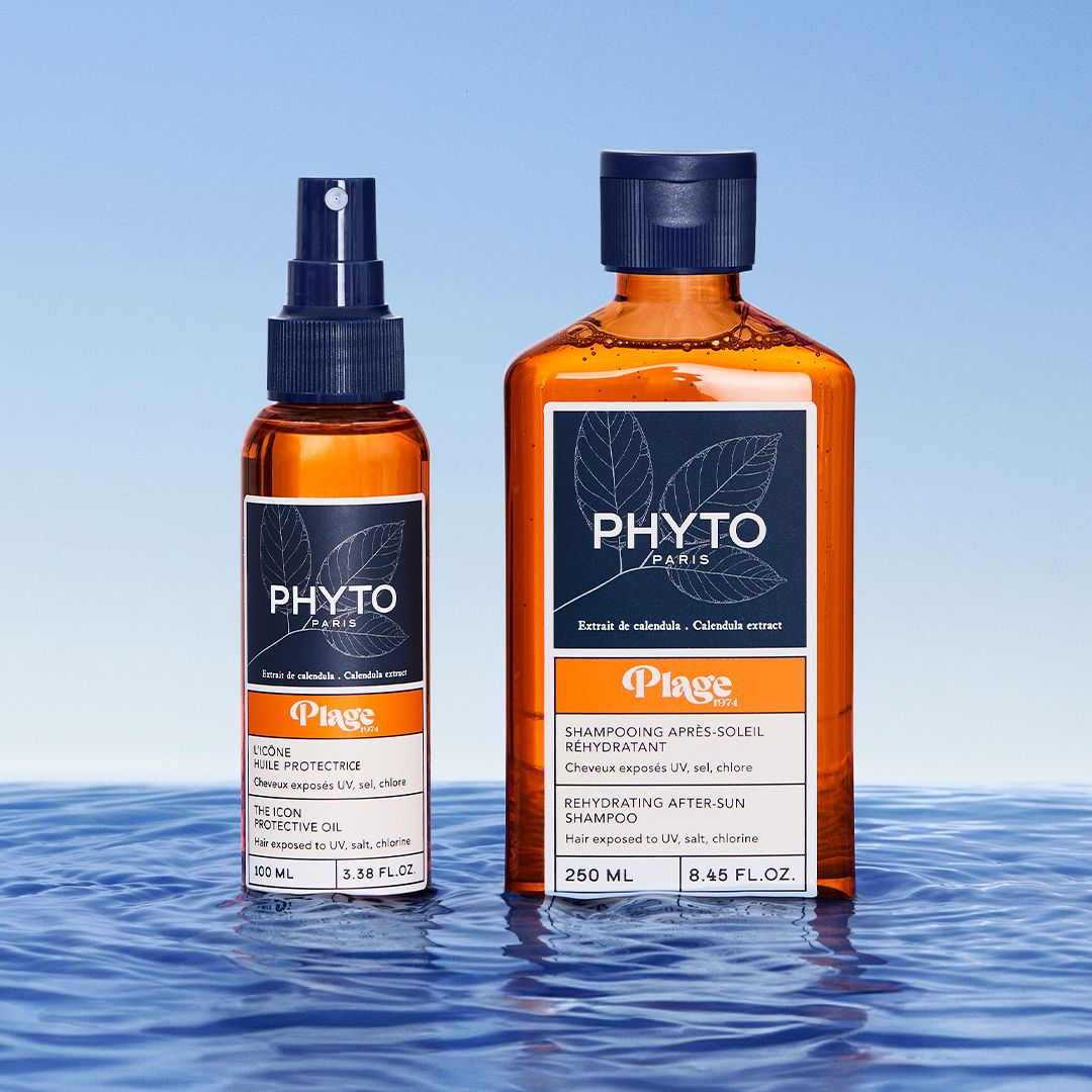 Deux produits dans l'eau. Shampooing et spray. Inscriptions : Phyto Paris, Plage, Après-Soleil.
