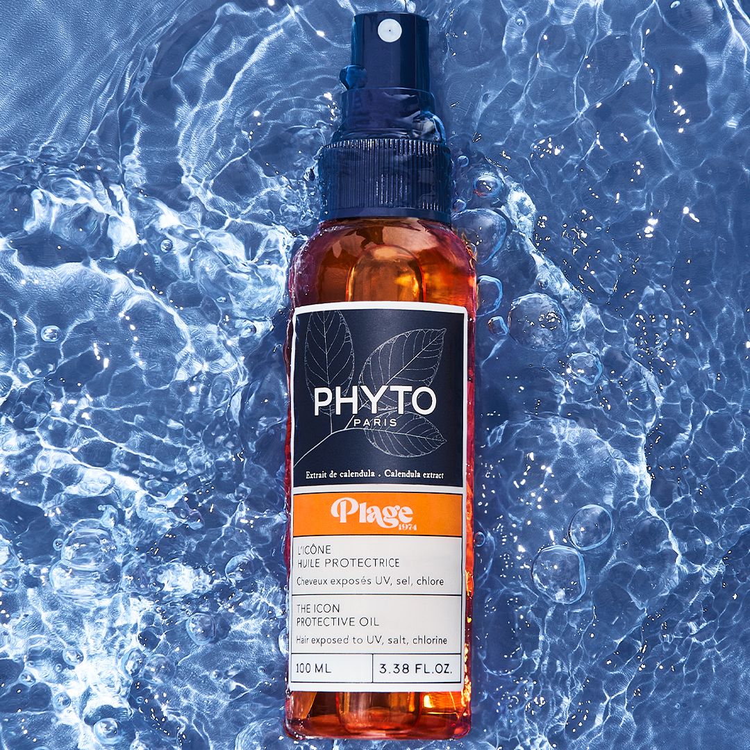 Produit dans l'eau. Flacon spray orange avec bouchon bleu. Étiquette avec logo.