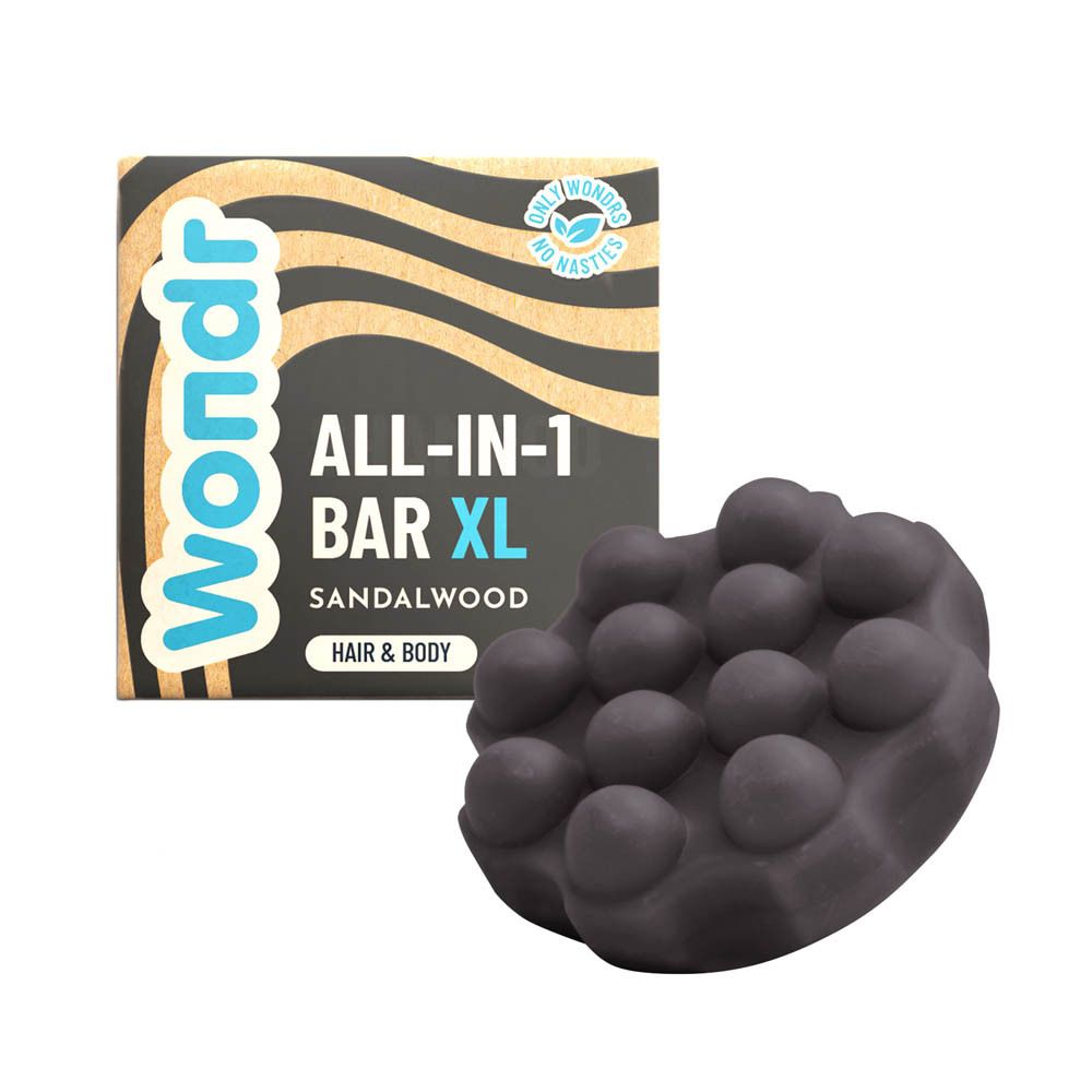 Produit et emballage. Savon noir à picots à côté d'une boîte avec inscription : Wondr, ALL-IN-1 BAR XL, Sandalwood.