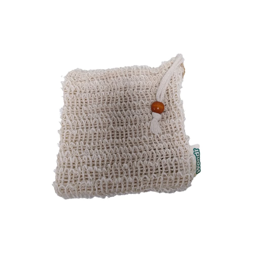 Pochette de lavage beige en coton de bambou, cordon, perle bois. Petite étiquette verte 'wondr'.