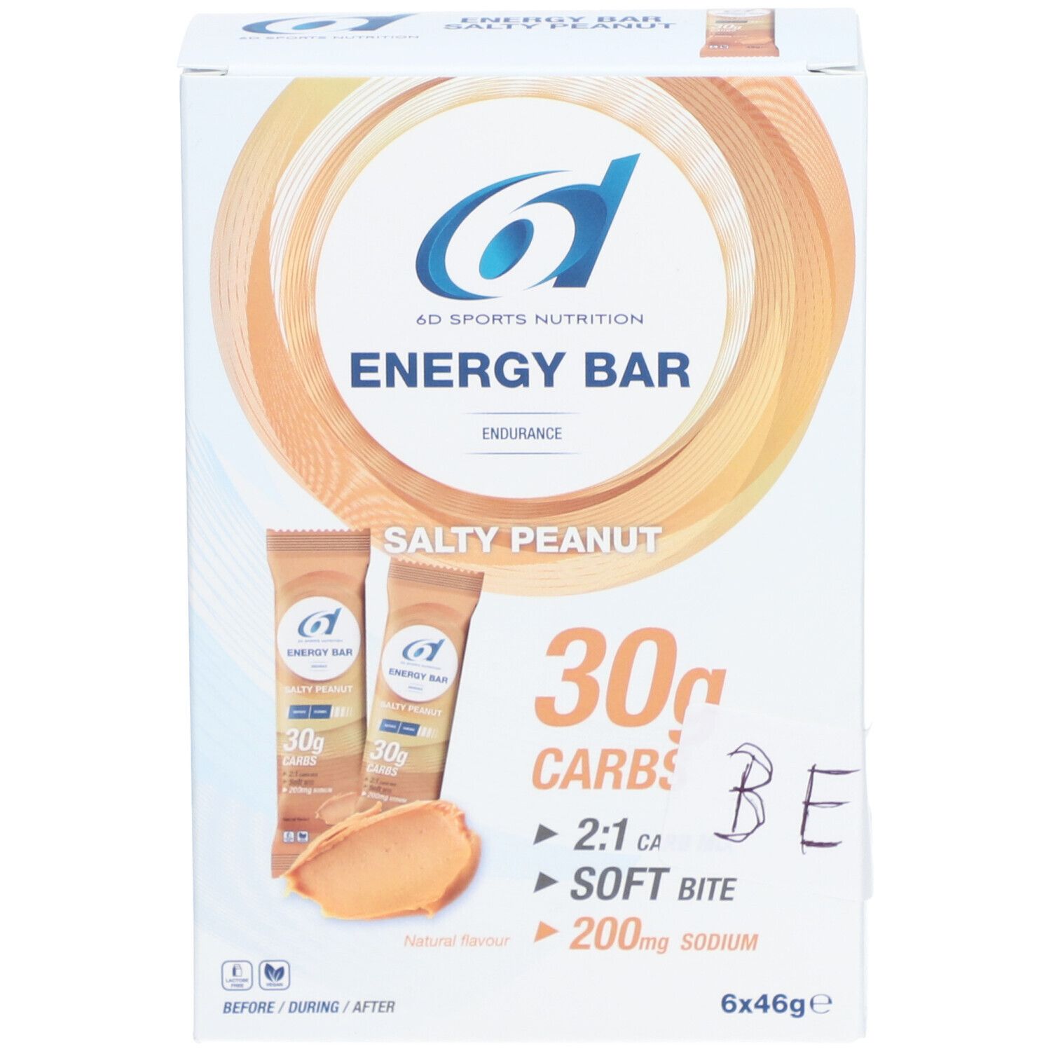 Boîte de 6 barres énergétiques. Inscription : 6D Sports Nutrition, Energy Bar, Salty Peanut, 30g glucides, 2:1 Ca, Soft Bite, 200mg sodium.