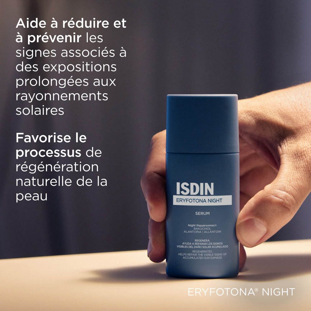 Main tenant flacon bleu ISDIN Eryfotona Night Serum. Texte. Fond bleu.
