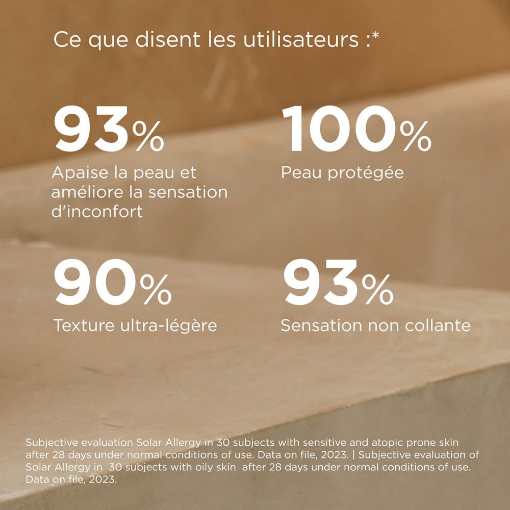 Personne applique le produit sur le visage. Nom du produit non visible. Fond bleu.