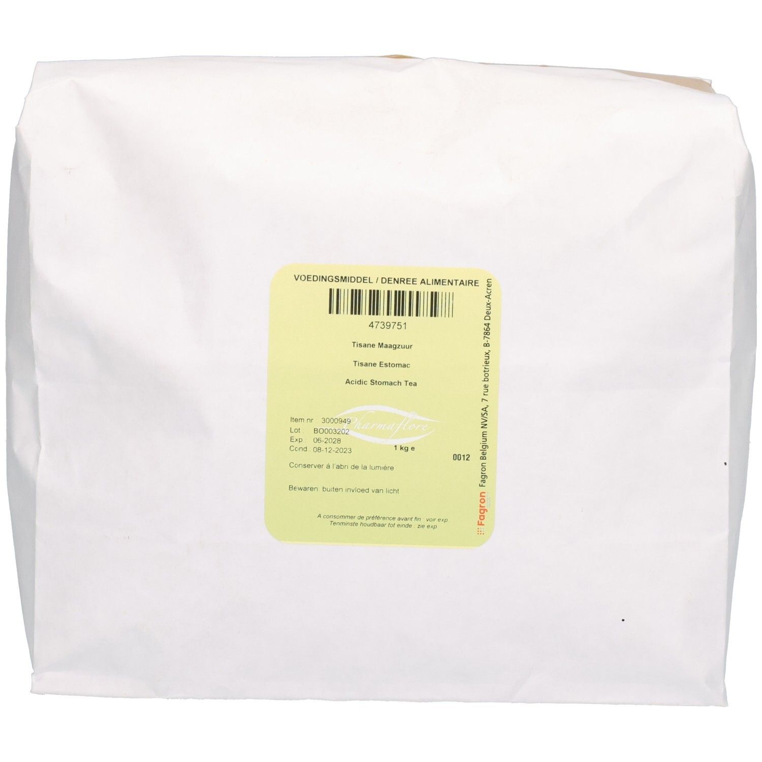 Sac en papier blanc avec étiquette jaune. Étiquette avec texte et code-barres. Inscription : Tisane Maagzuur, 1 kg.