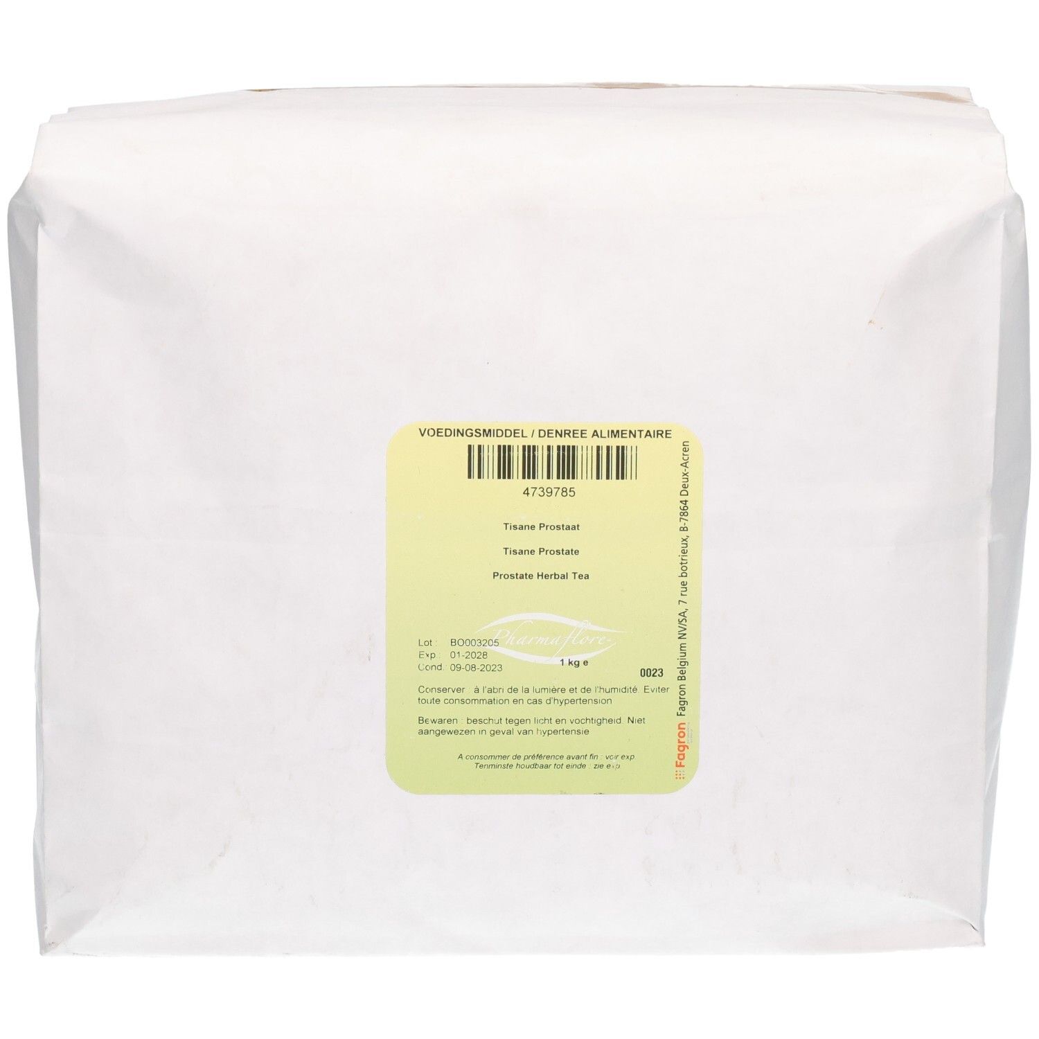 Sac en papier blanc avec étiquette. Étiquette avec texte: Tisane Prostaat, Prostate Herbal Tea. 1 kg.