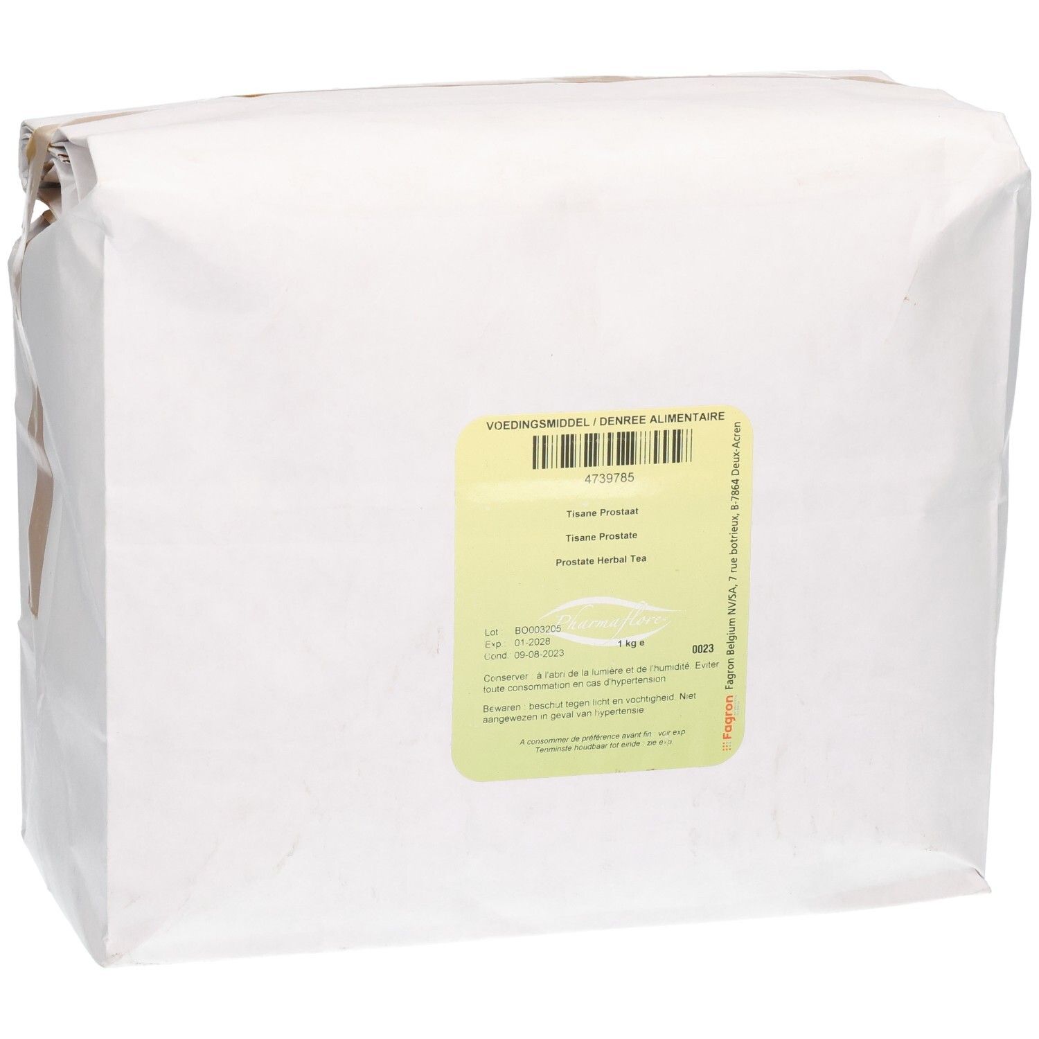 Sac en papier blanc avec étiquette. Étiquette avec texte: Tisane Prostaat, Prostate Herbal Tea. 1 kg.