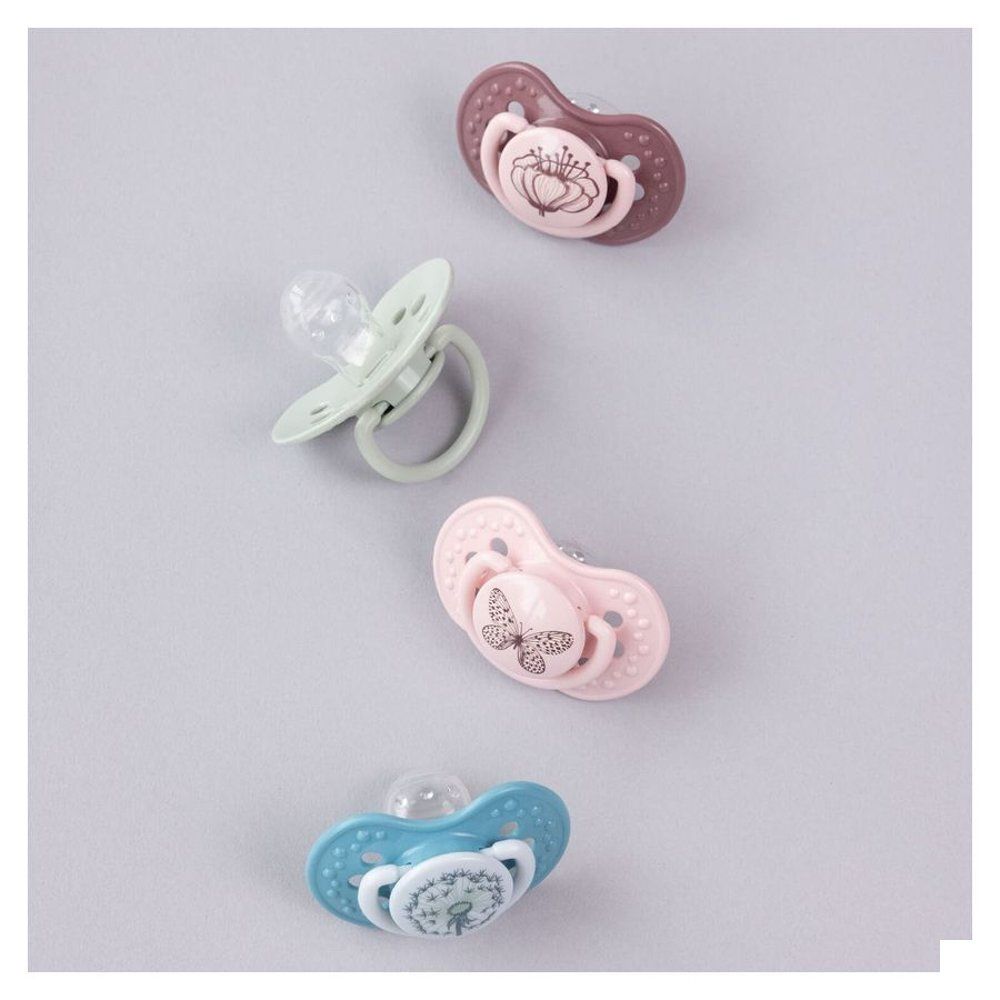 Cinq sucettes de différentes couleurs et motifs. Motifs botaniques. Marque : Difrax.