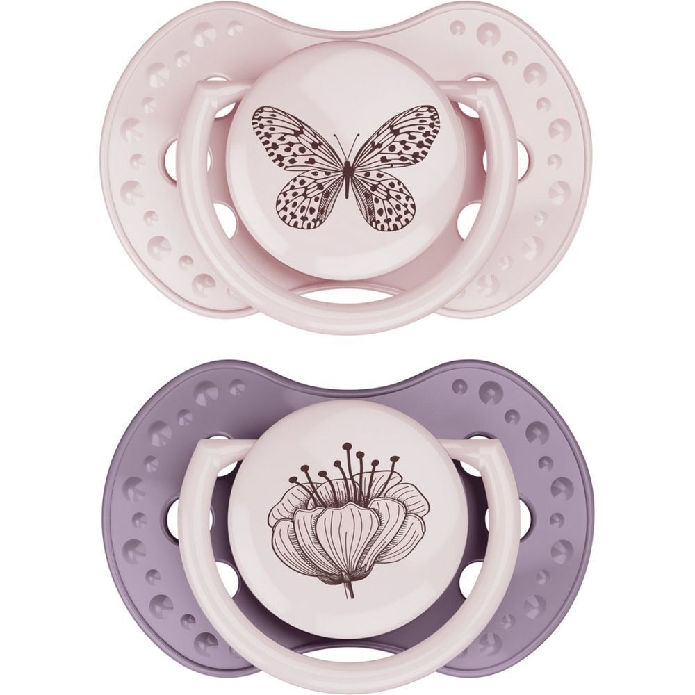 Deux sucettes roses et lilas, motifs papillon et fleur. Forme ronde avec poignée.