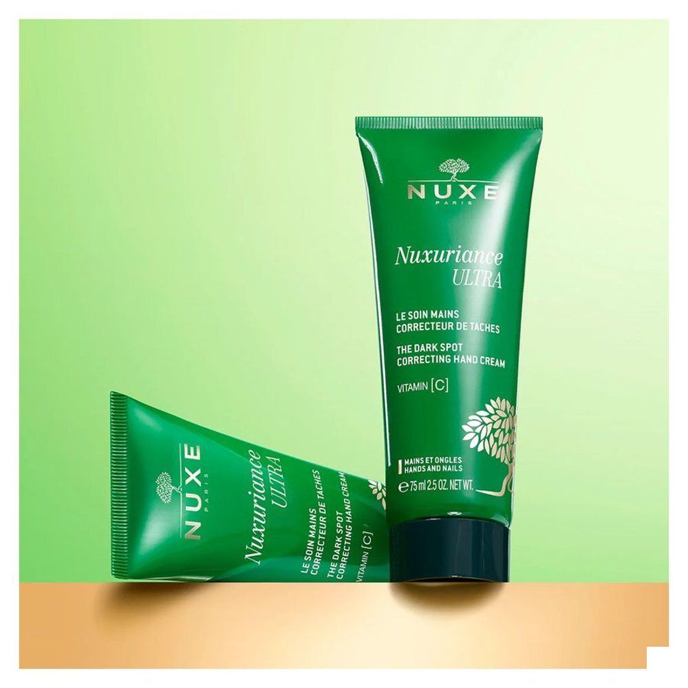 Deux tubes verts NUXE Nuxuriance Ultra Crème Mains sur fond doré et vert.