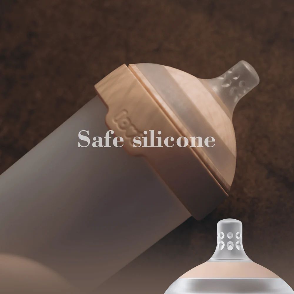 Gros plan d'une tétine. Base rose, embout transparent. Texte : Safe silicone.