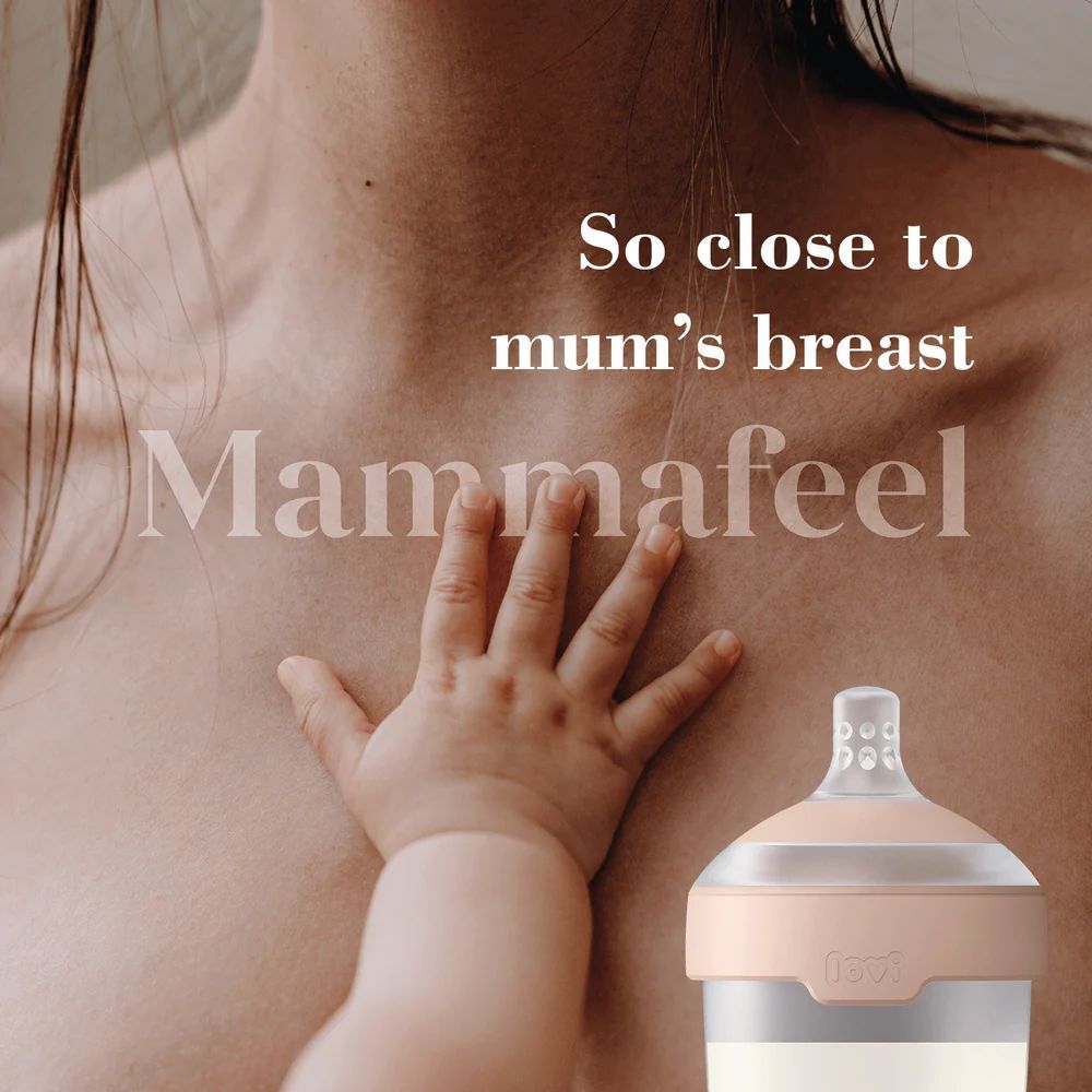 Main de bébé touchant la poitrine. Tétine en arrière-plan. Texte : Mammalfeel, So close to mum's breast.