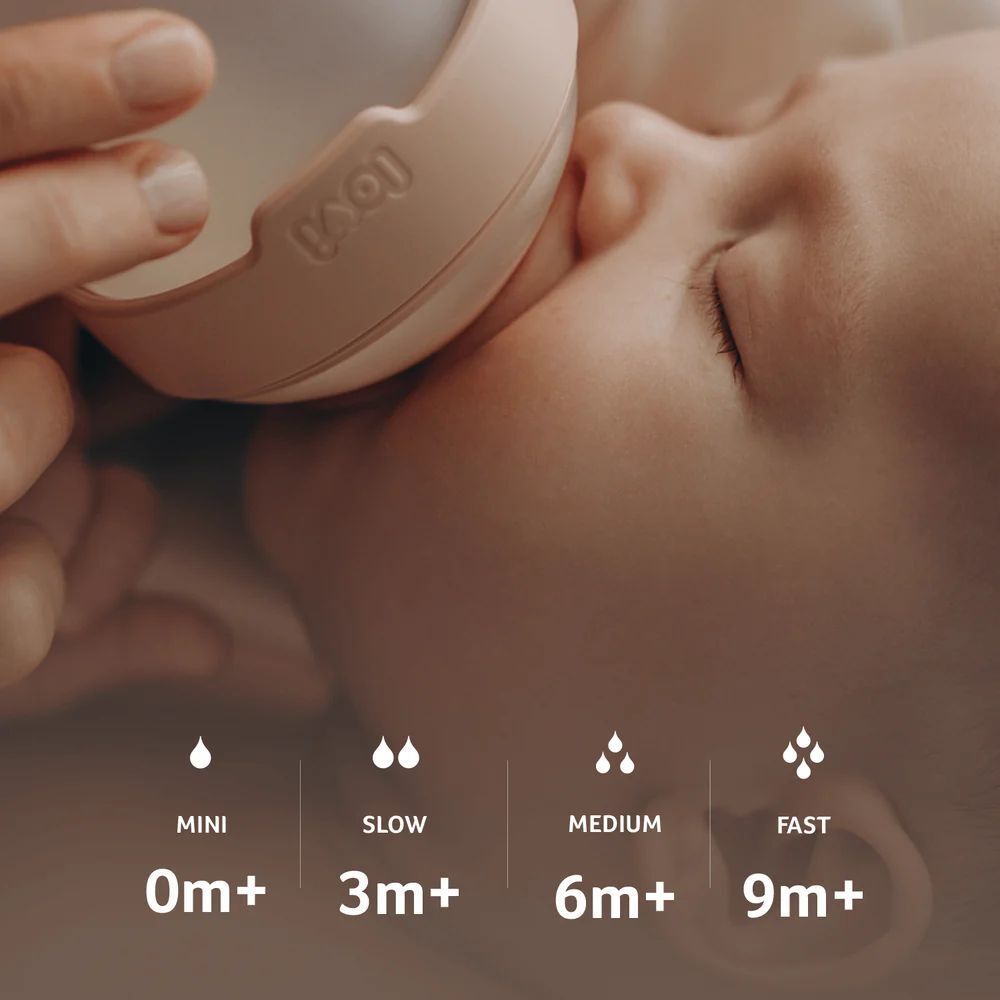 Bébé buvant au biberon. Tétine avec indications d'âge et de débit.
