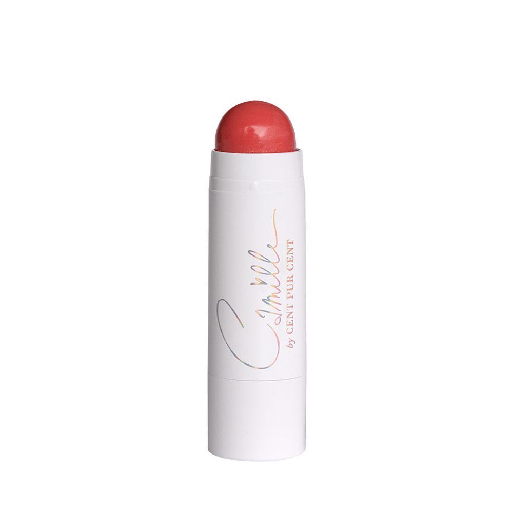 Stick de blush avec embout rouge et couvercle transparent. Stylo blanc avec inscription Camille by Cent Pur Cent.