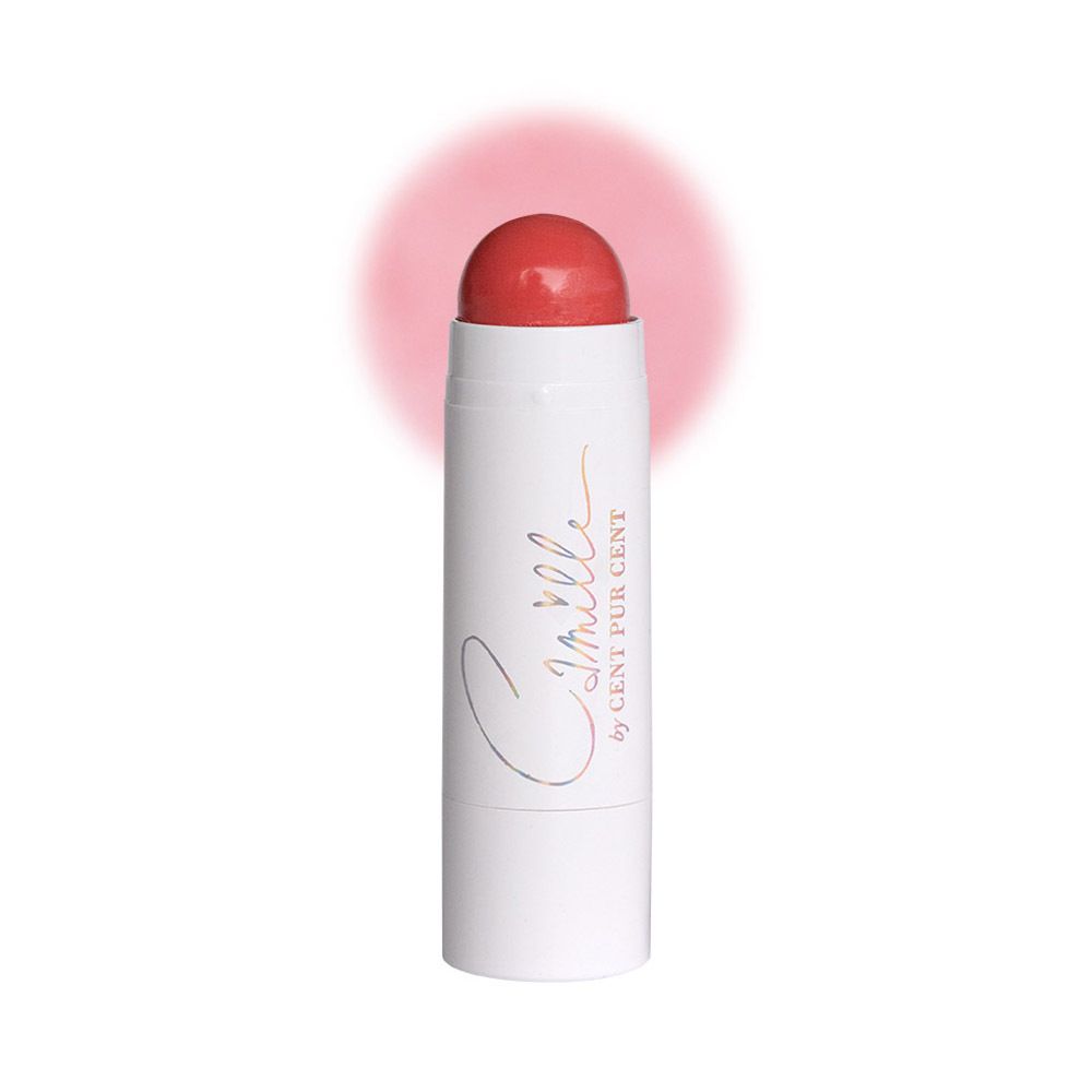 Stick de blush avec embout rouge. Stylo blanc avec inscription Camille by Cent Pur Cent. Fond rose.