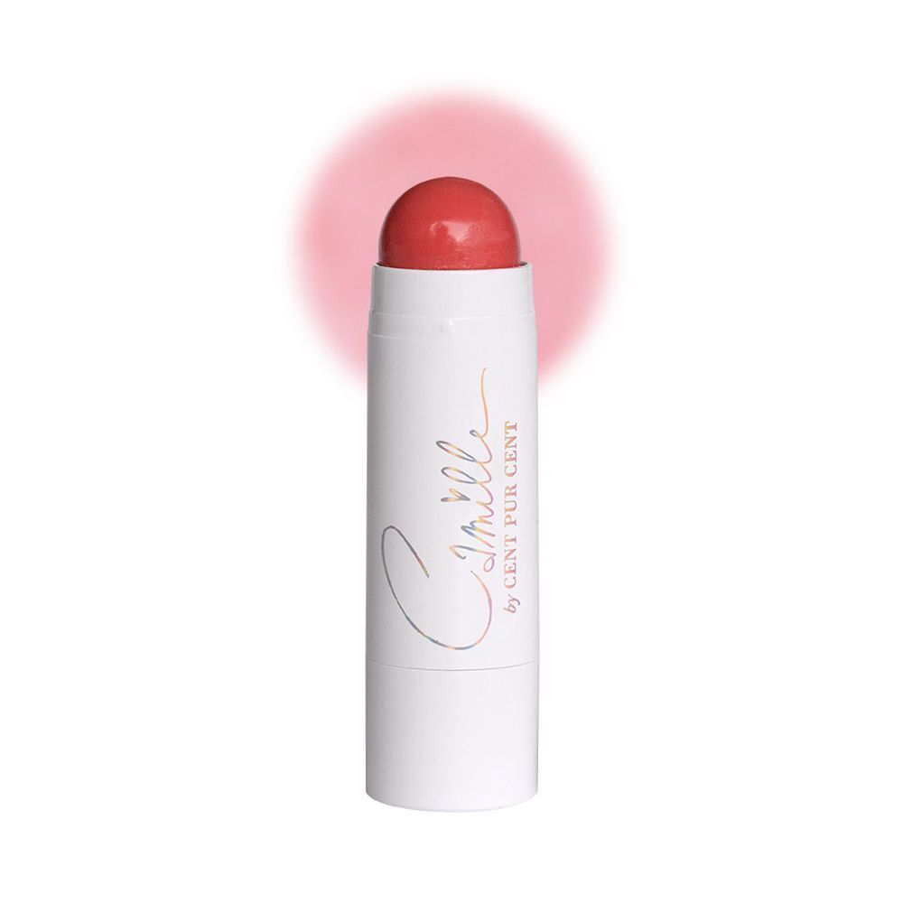 Stick de blush avec embout rouge. Stylo blanc avec inscription Camille by Cent Pur Cent. Fond rose.
