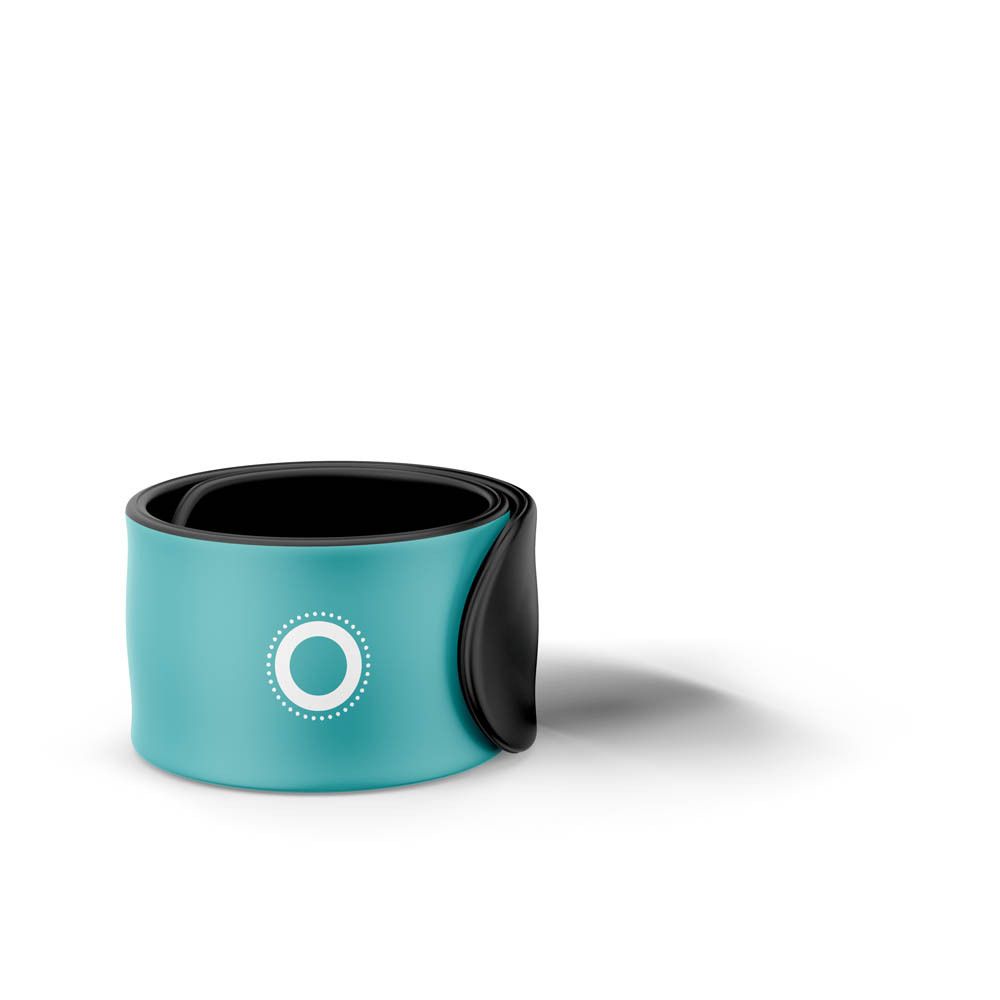Bracelet Manouka anti-moustiques rechargeable, dans son emballage avec illustration de moustique et bracelet.