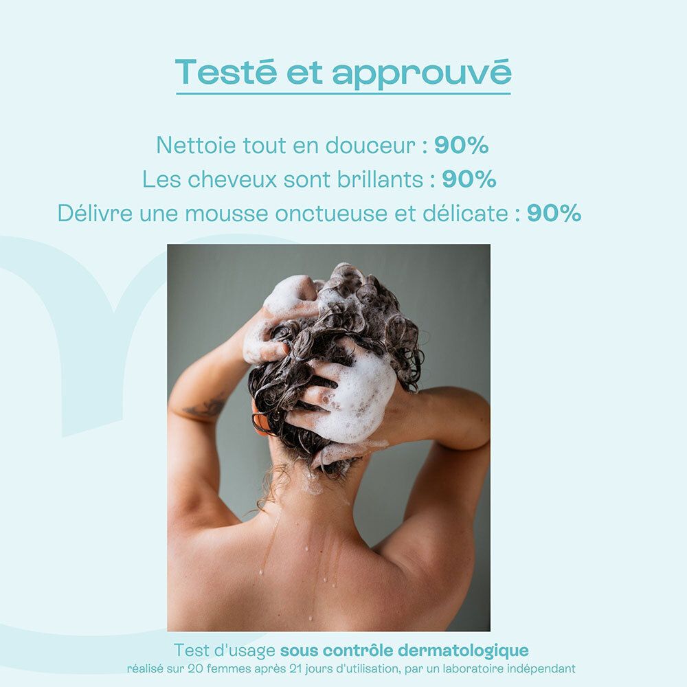 Femme se lave les cheveux. Texte : 90% nettoyage doux, cheveux brillants, mousse délicate.