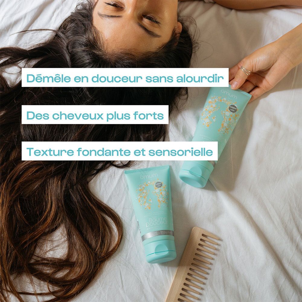 Tube turquoise avec impression du produit. "Omum" en haut. En dessous, "Mon Baume Douceur".