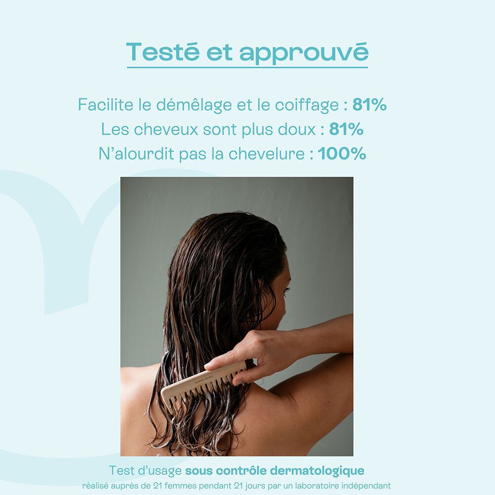 Tube turquoise avec impression du produit. "Omum" en haut. En dessous, "Mon Baume Douceur". Certification bio.