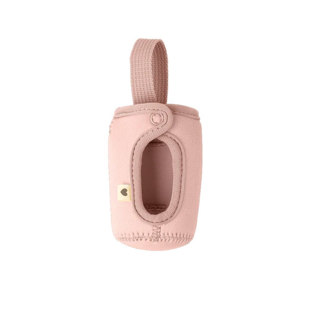 Housse rose pour biberon avec boucle de transport et bouton-pression. Logo cœur visible. Matériau néoprène.