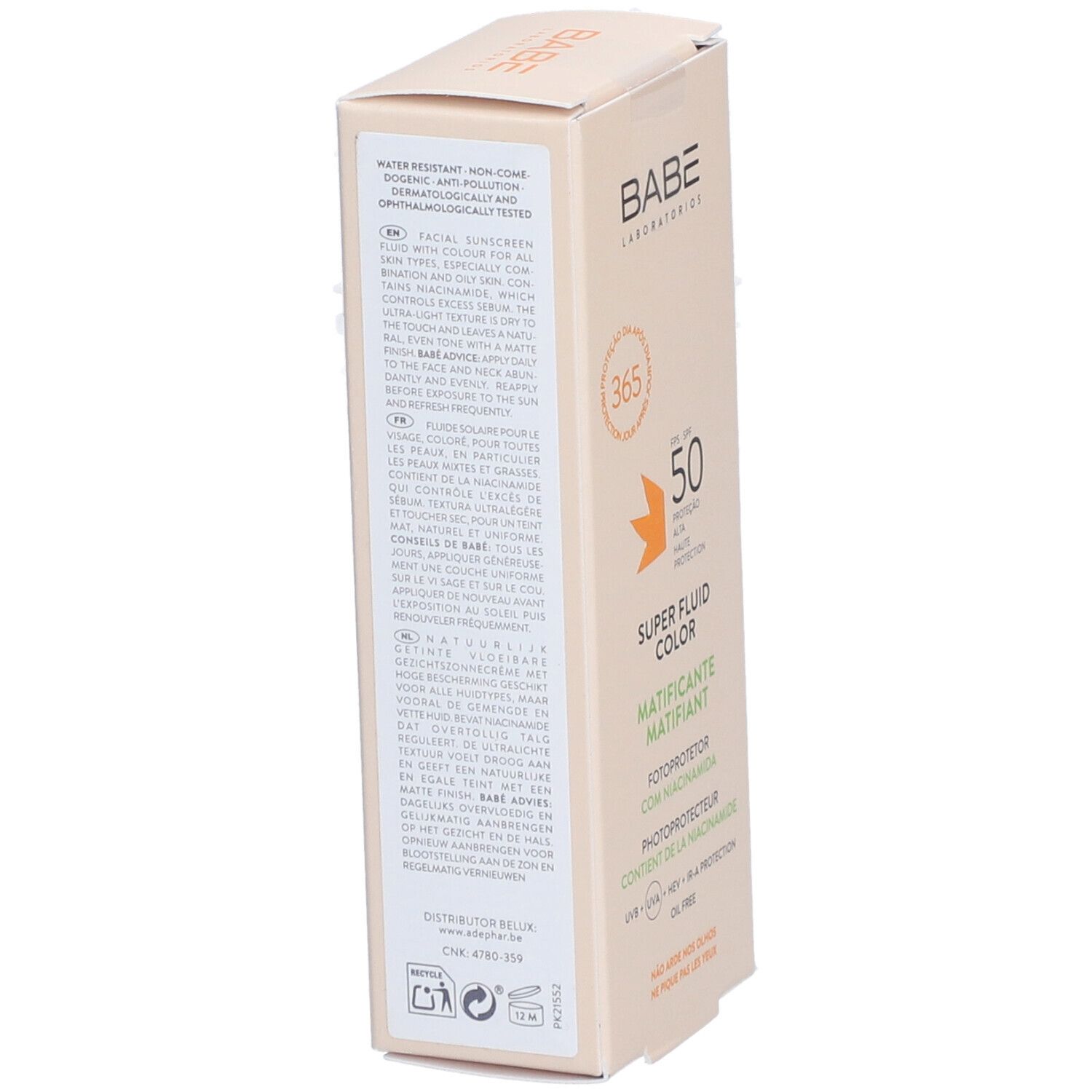 Boîte en biais. Inscription: BABÉ, SPF 50, Super Fluid Color, Mattifying, écran solaire. Texte multilingue.