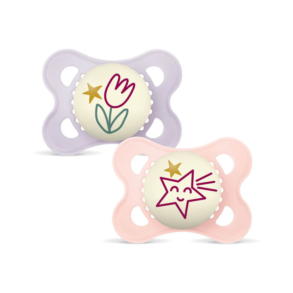 Deux sucettes : une violette avec motif floral, une rose avec motif étoile.