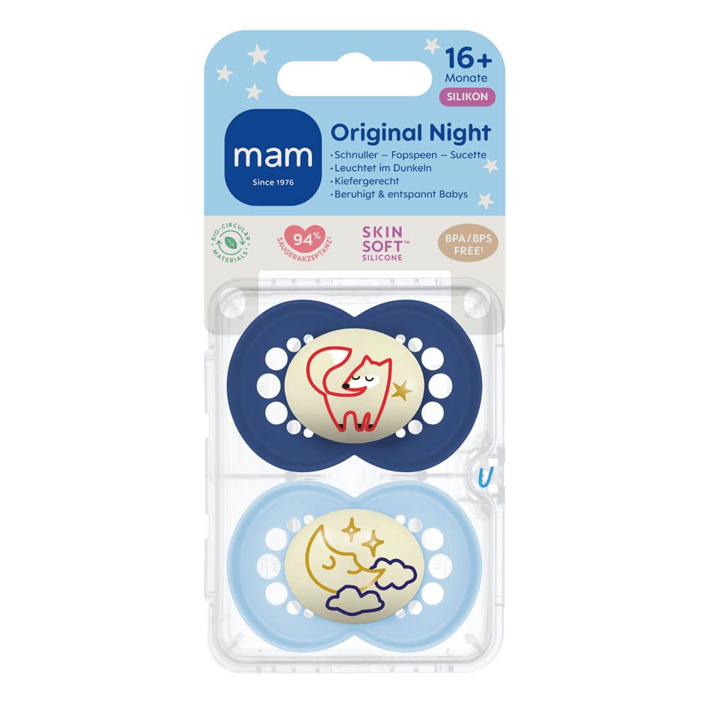 Deux sucettes MAM Original Night, bleu foncé avec un renard et bleu clair avec une lune et des étoiles. Pour bébés de 16 mois et plus.