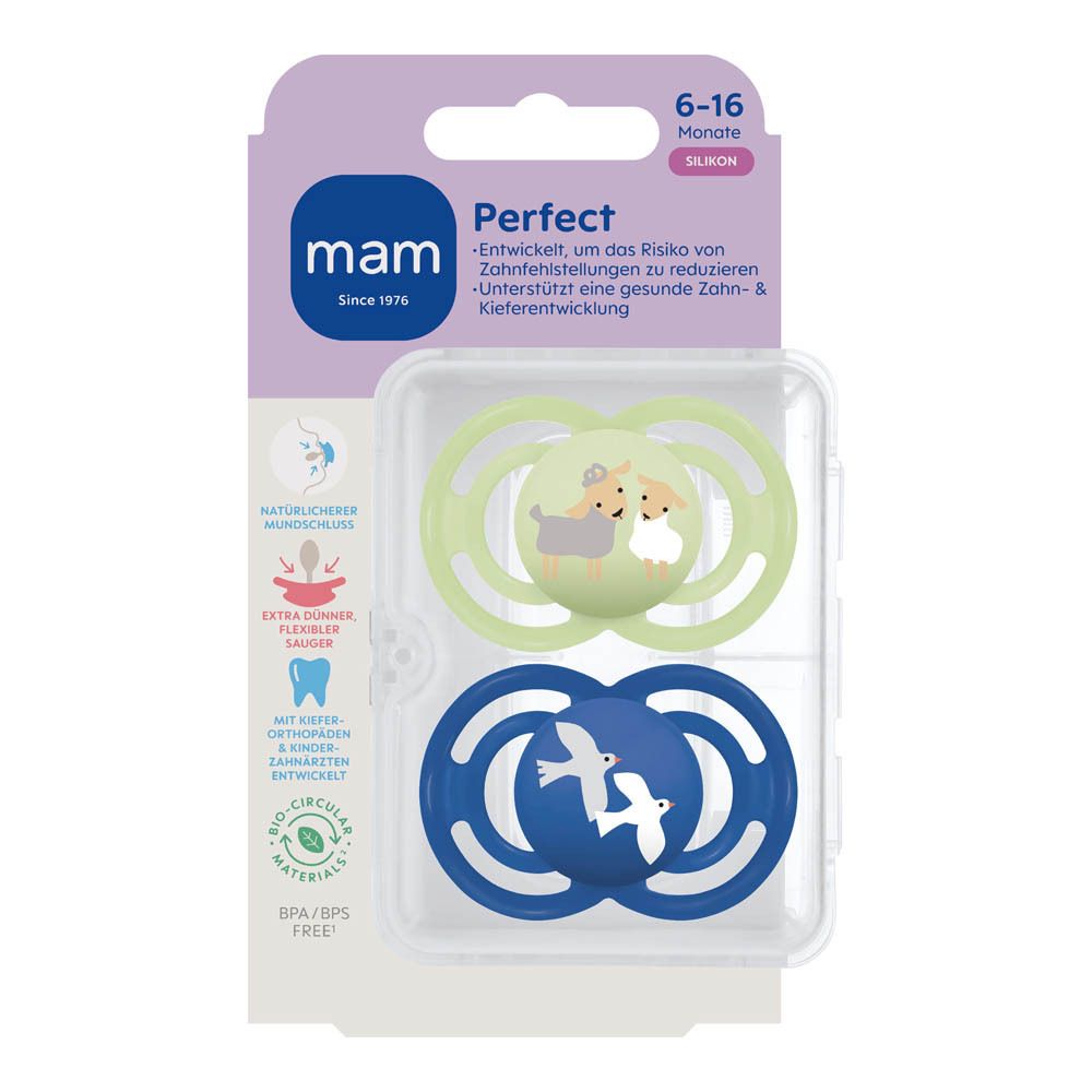 Deux sucettes MAM Perfect en silicone (6-16 mois), une verte avec des animaux et une bleue avec des oiseaux, dans leur boîte de stérilisation et de transport réutilisable.