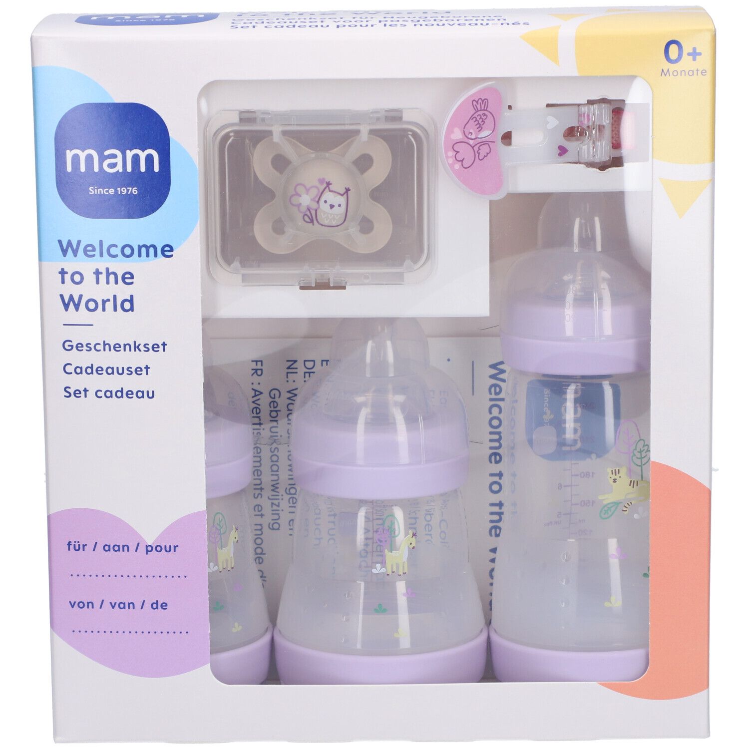 Coffret cadeau avec biberons, sucette et accessoires. Emballage avec nom et marque du produit. Biberons avec accents violets.