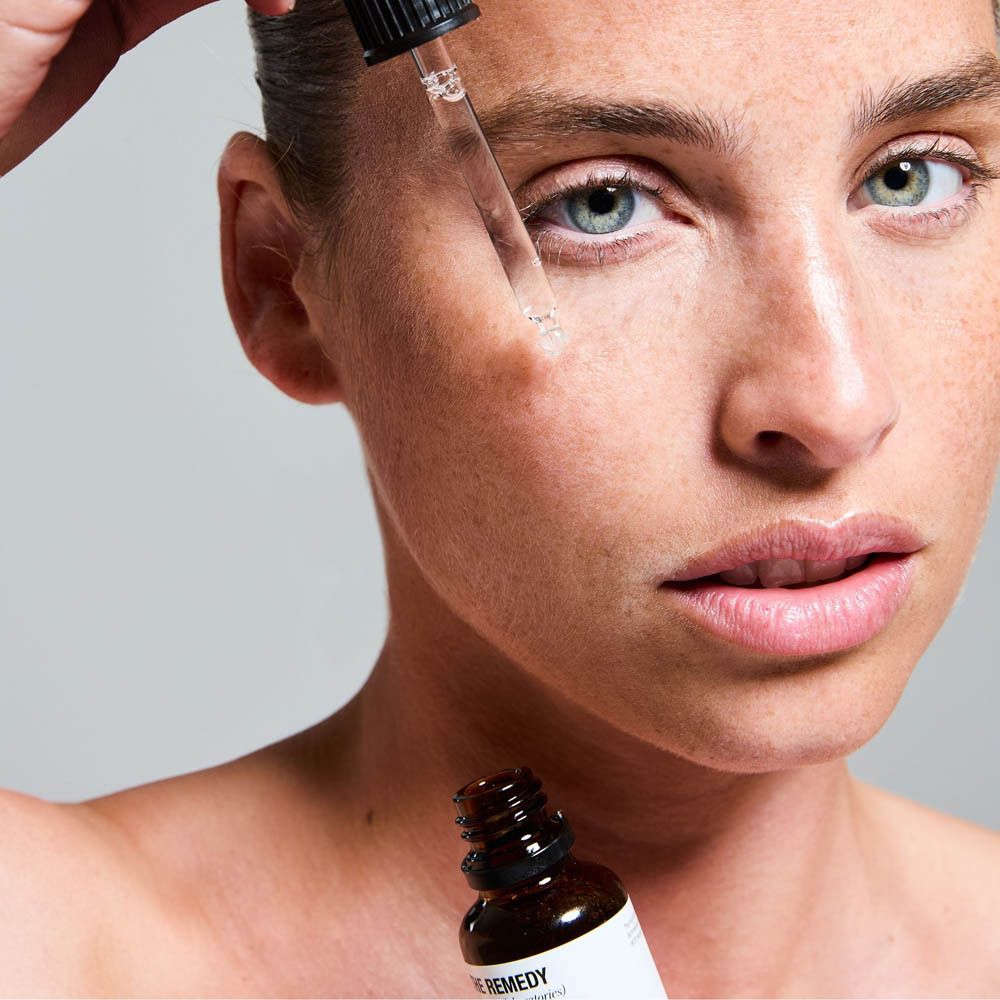 Arrière d'un flacon en verre brun avec bouchon compte-gouttes, étiquette avec ingrédients et "5 Types of Hyaluronic Acid".