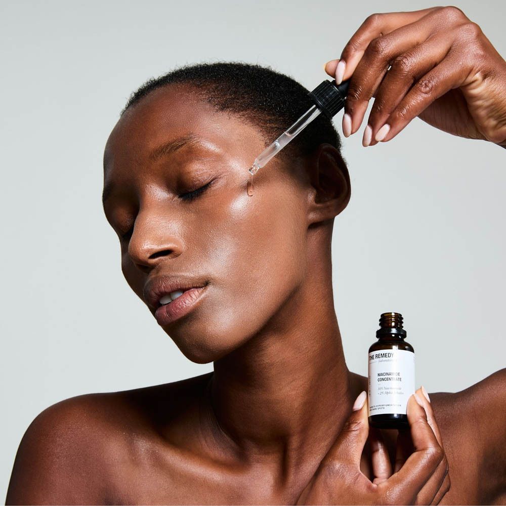 Une bouteille avec un compte-gouttes contenant un concentré de niacinamide.