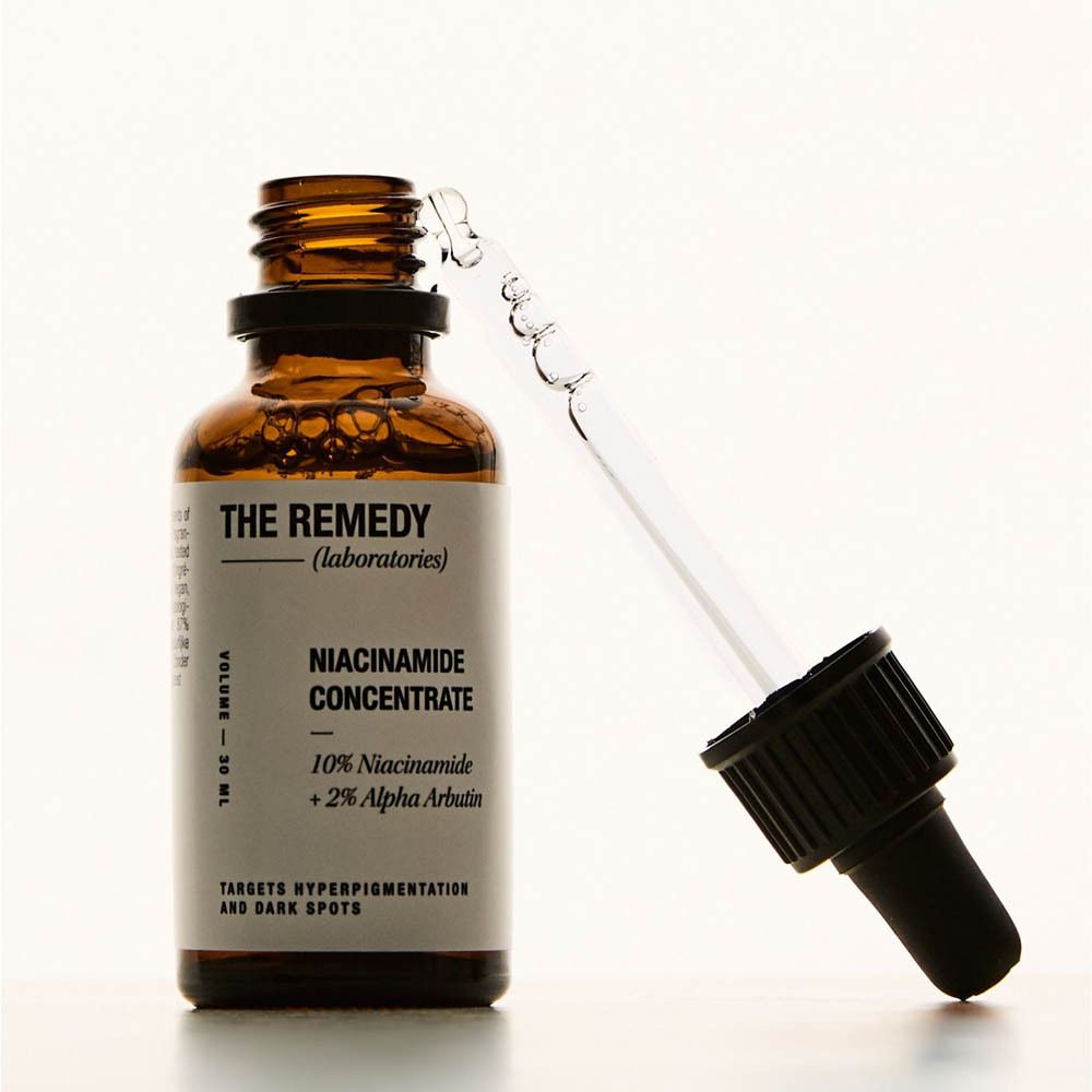 Flacon en verre brun avec pipette, contenant 'THE REMEDY NIACINAMIDE CONCENTRATE'.