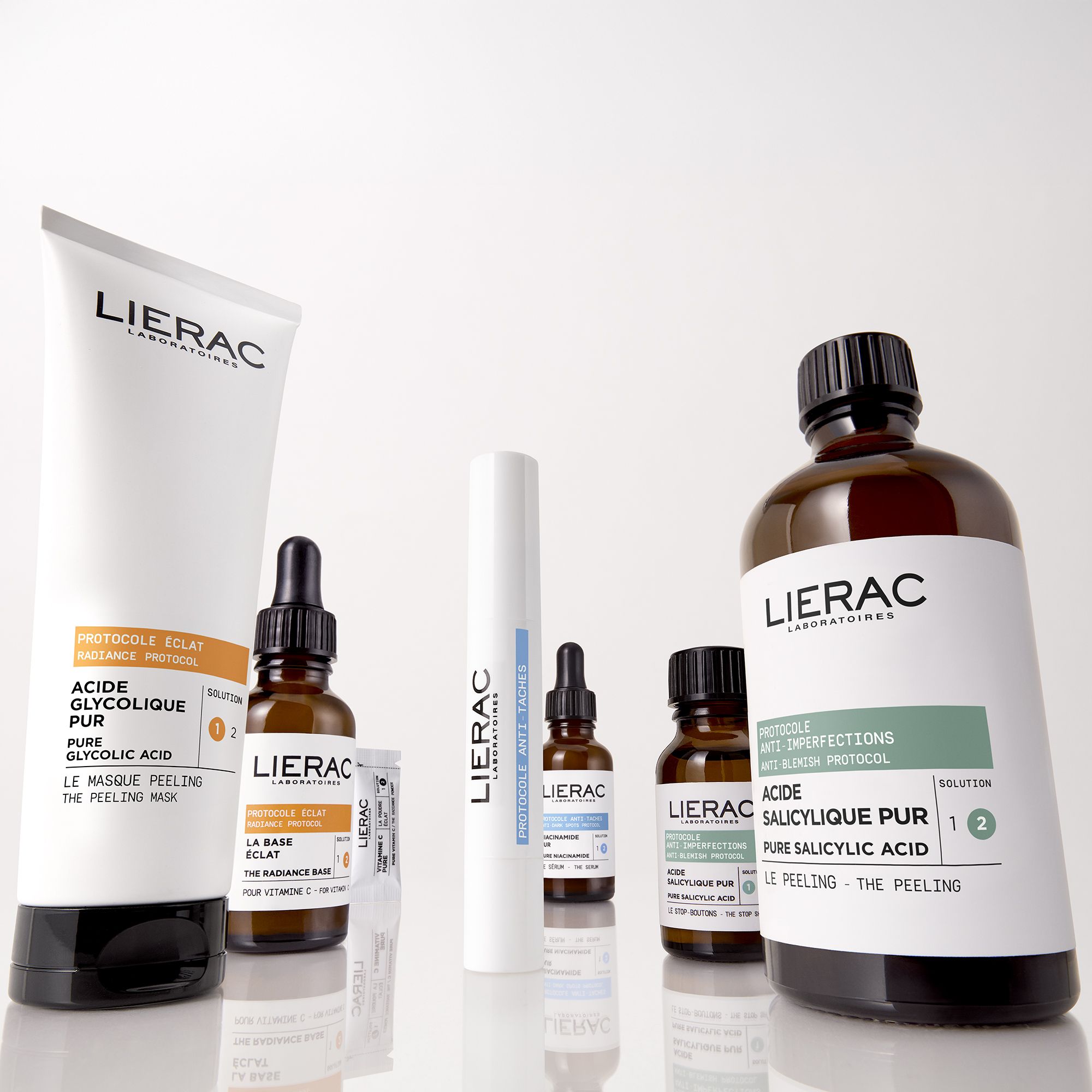 Plusieurs produits avec logo LIERAC. Flacons, tube et sachet. Noms de produits visibles.