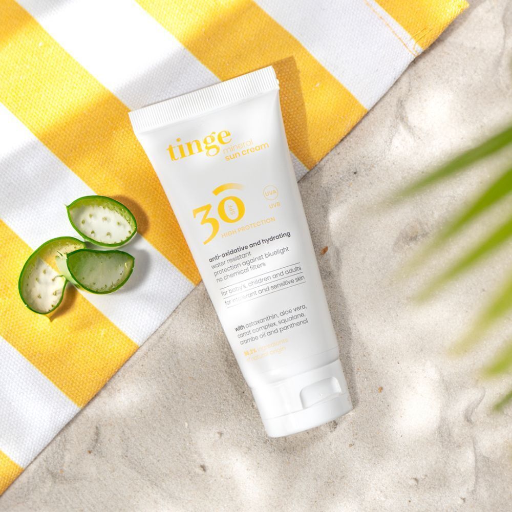 Arrière du tube Tinge Crème Solaire Minérale SPF30 avec instructions d'utilisation.