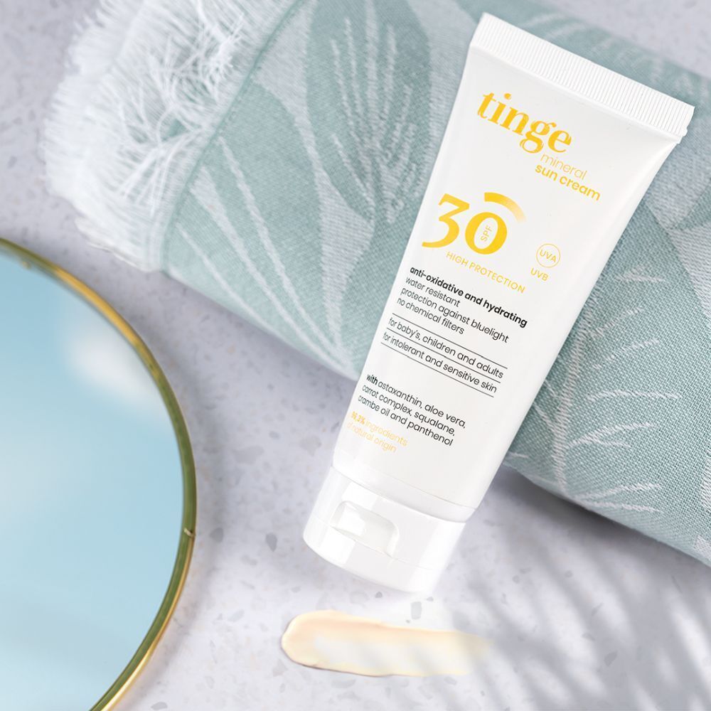 Tube Tinge Crème Solaire Minérale SPF30 et sa boîte pliante.