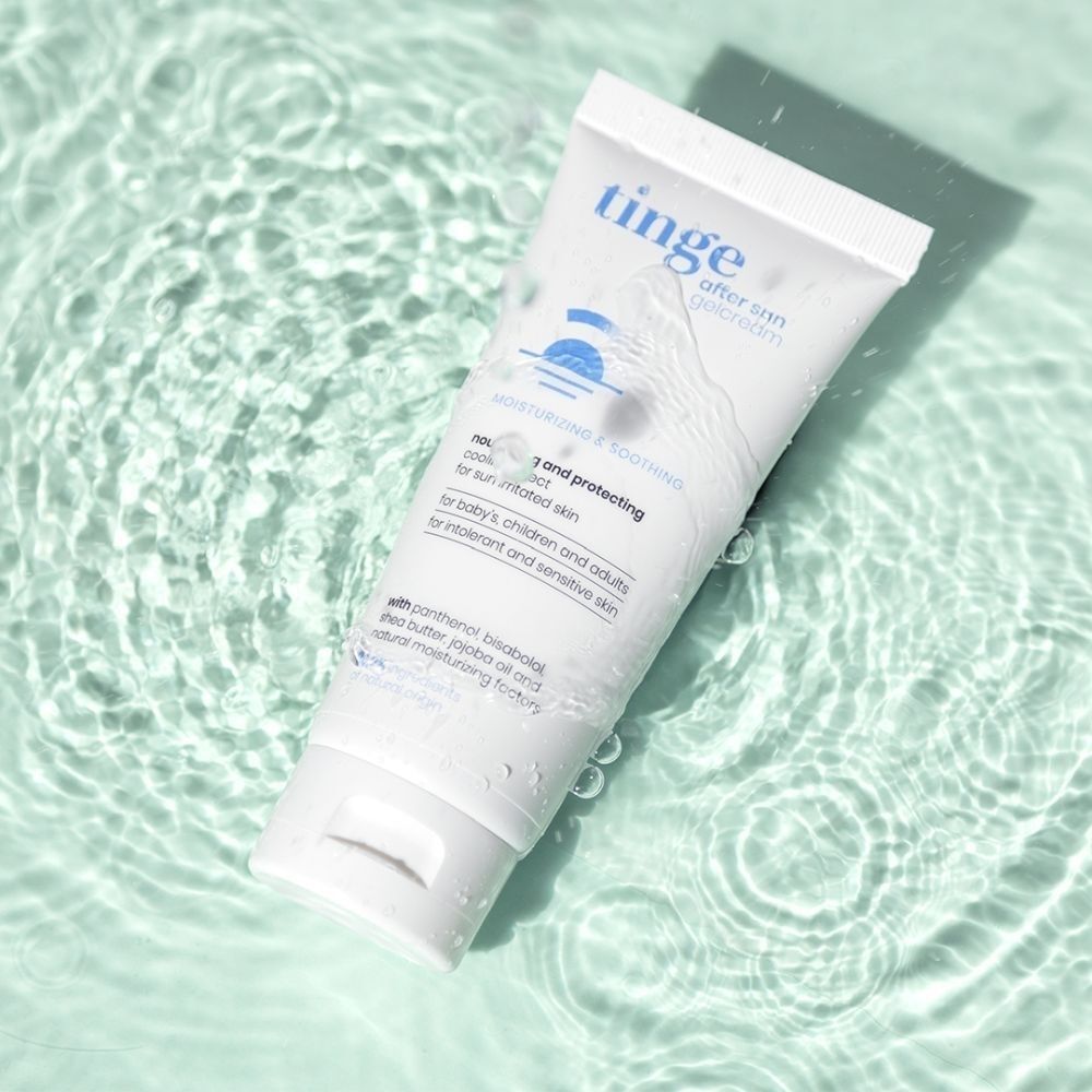 Tube de Gel-Crème Après-Soleil Tinge dans l'eau.