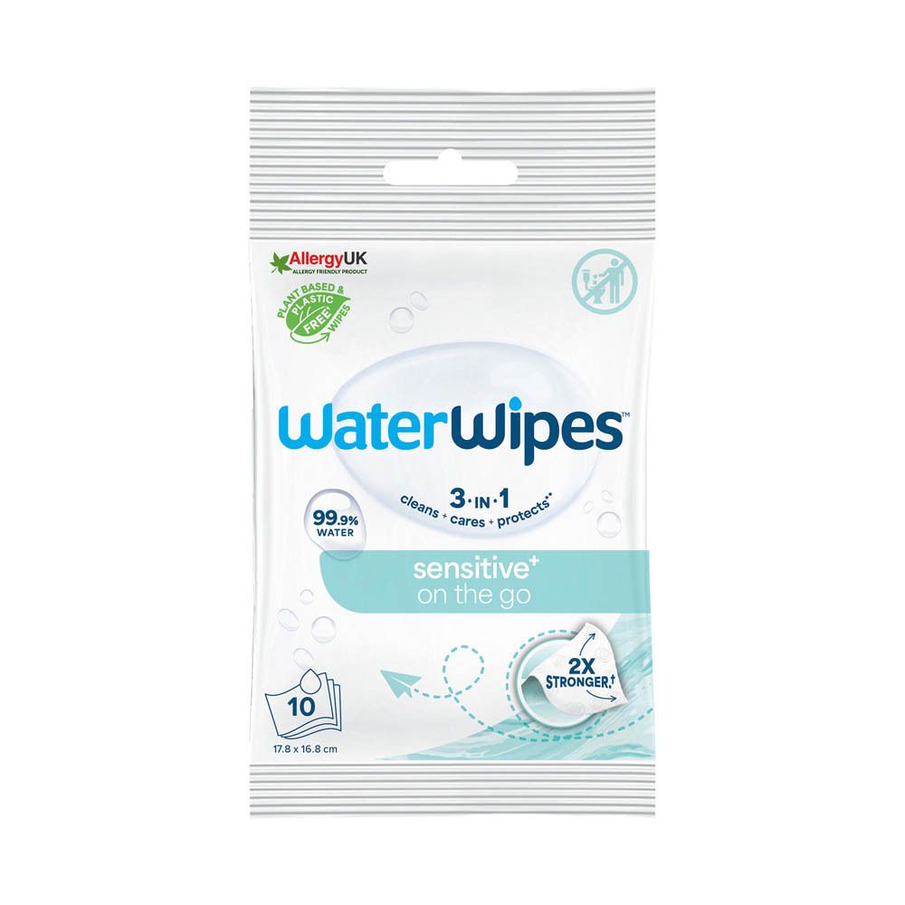 Petit paquet de lingettes WaterWipes, blanc avec logo bleu. Inscription : 99,9% d'eau, sensitive on the go. 10 pièces.