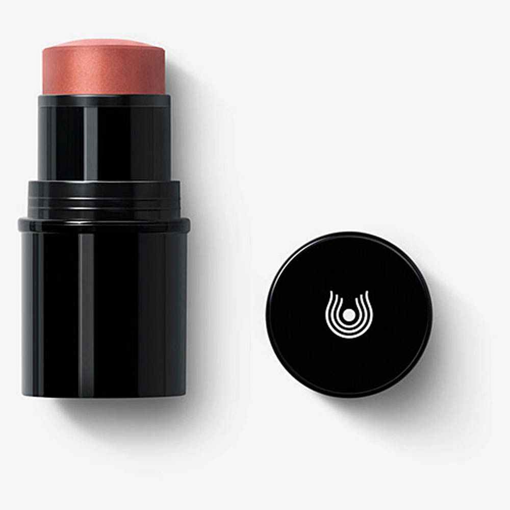 Bâton pour lèvres et joues noir avec produit rose. Couvercle noir avec logo. Sur fond blanc.