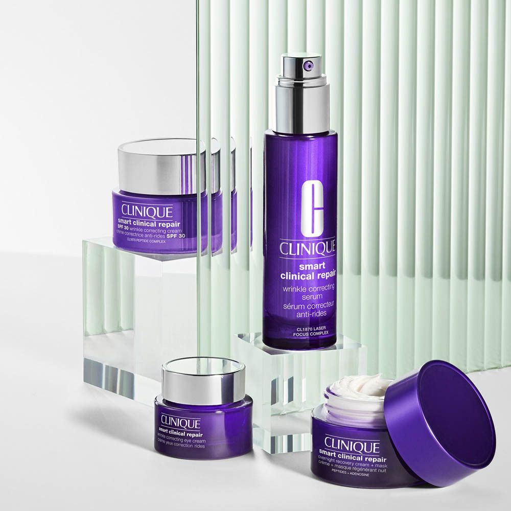 Plusieurs pots Clinique Smart Clinical Repair violets, 97% montrent des rides réduites.