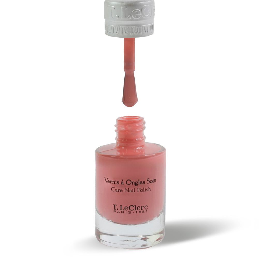 Flacon de vernis à ongles ouvert. Pinceau avec vernis rose. Inscription : Vernis à Ongles Soin, T. LeClerc PARIS 1881.