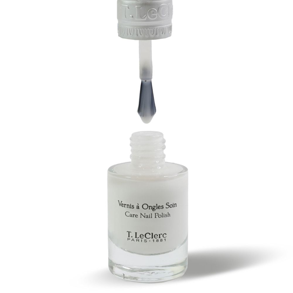 Flacon de vernis à ongles, bouchon ouvert, pinceau visible. Inscription : Vernis à Ongles Soin, Care Nail Polish, T.LeClerc PARIS 1881.