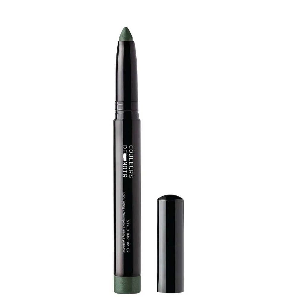 Crayon fard à paupières Couleurs de Noir, capuchon enlevé. Stylo vert foncé, capuchon noir.
