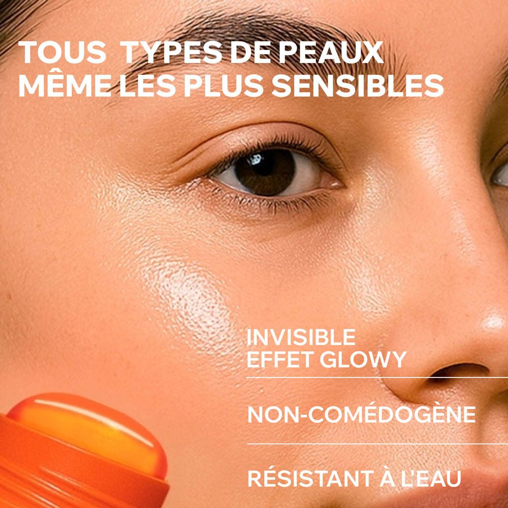Gros plan sur un visage. Stick Uriage Bariésun, texte: Invisible, effet glowy.