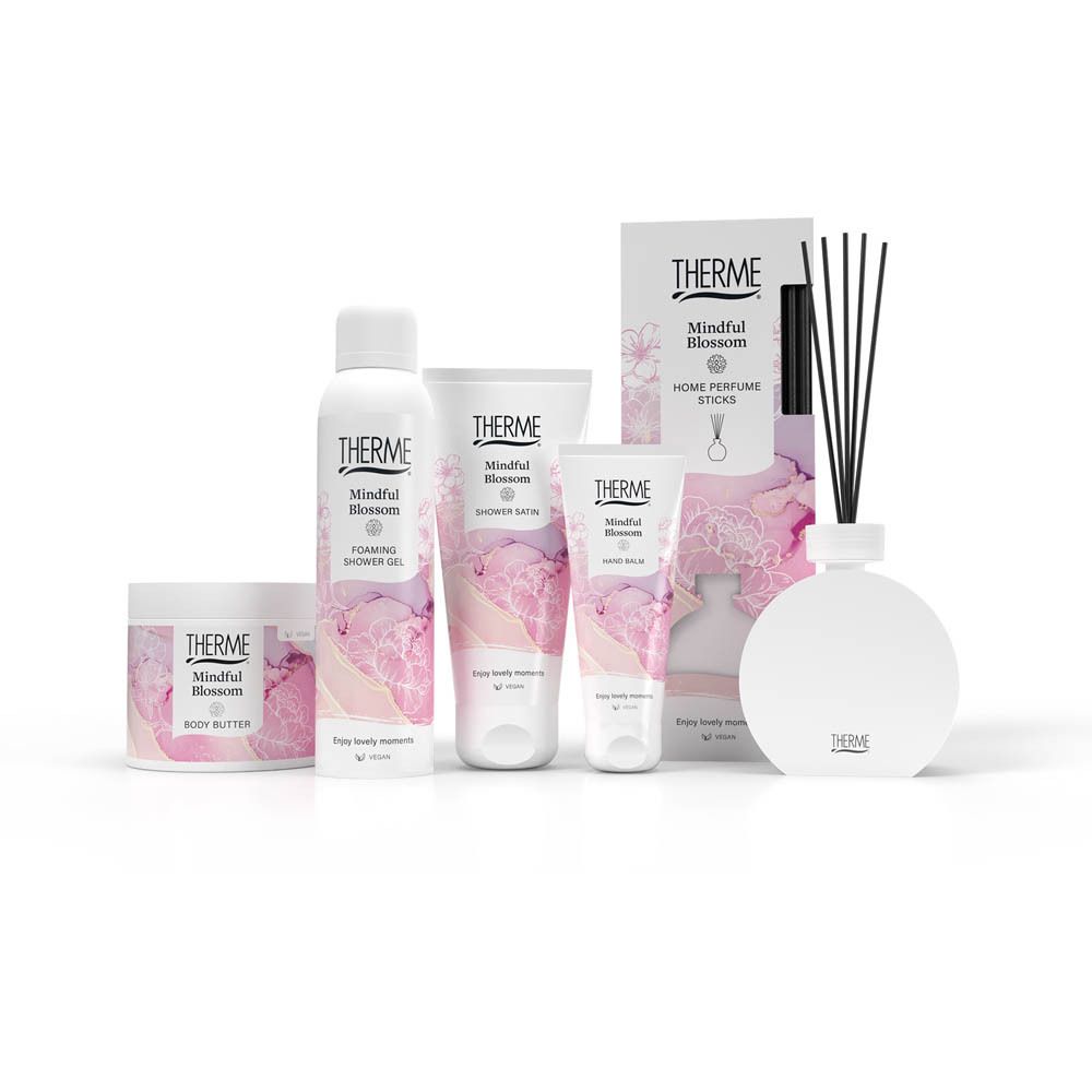 Gamme de produits Therme Mindful Blossom. Différents produits. Emballage avec logo et design floral.
