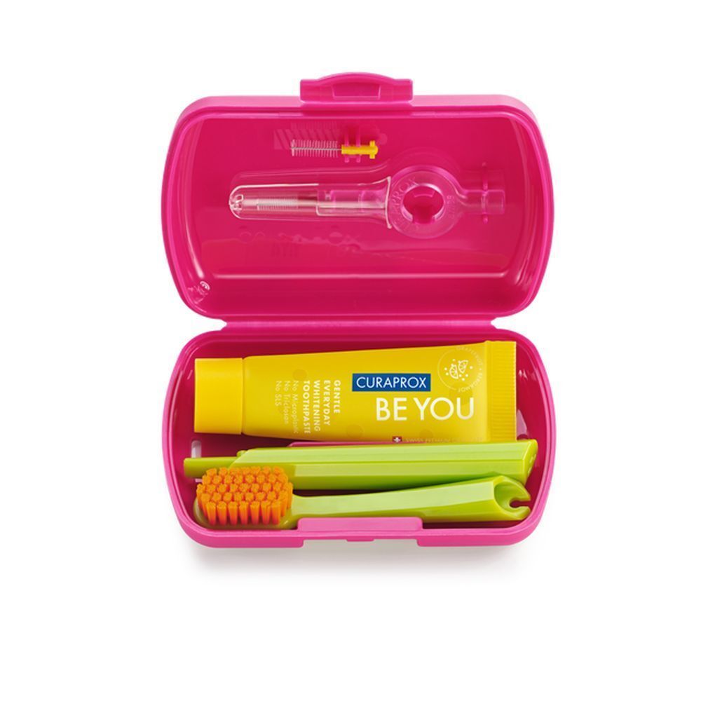 Trousse de voyage Curaprox rouge ouverte. Contient brosse à dents, dentifrice et brossettes interdentaires. Nom du produit visible.