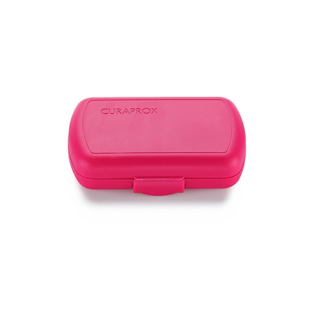 Trousse de voyage Curaprox rouge fermée. Étui rouge avec logo Curaprox.