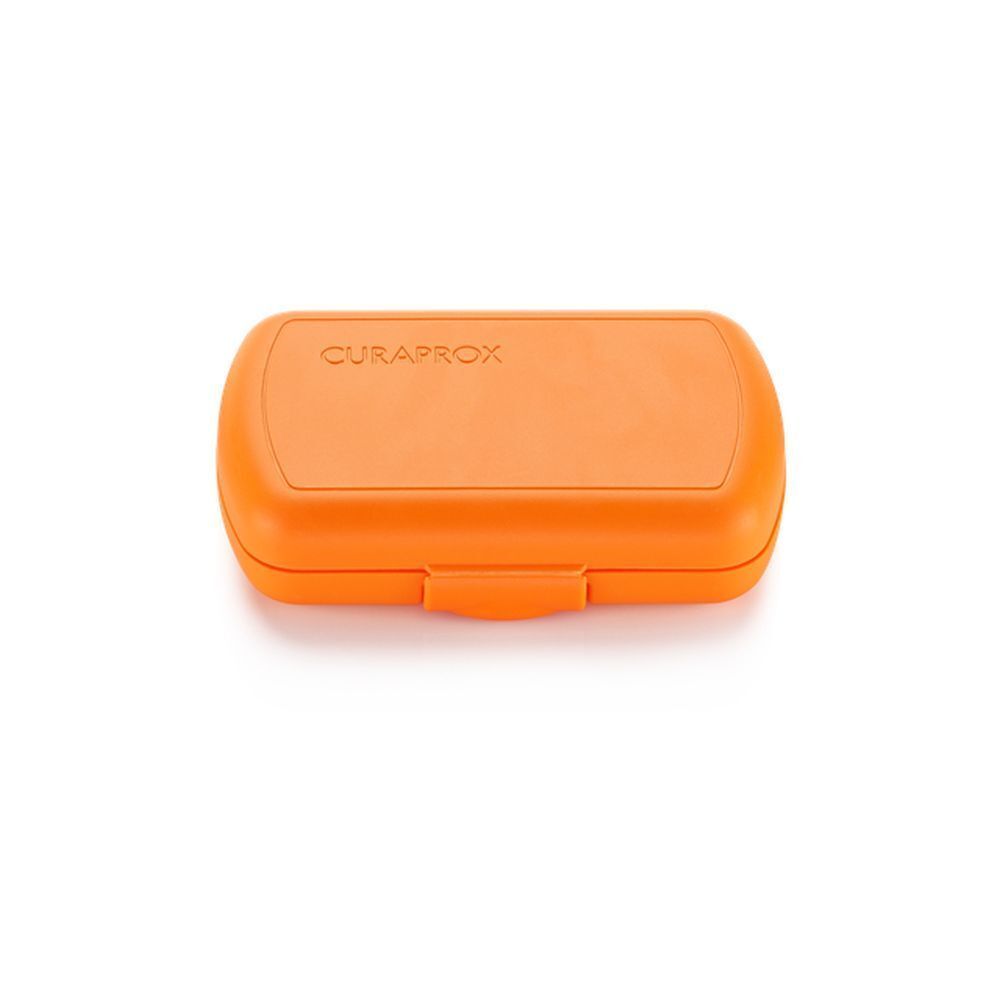 Trousse de voyage orange fermée. Marque Curaprox.