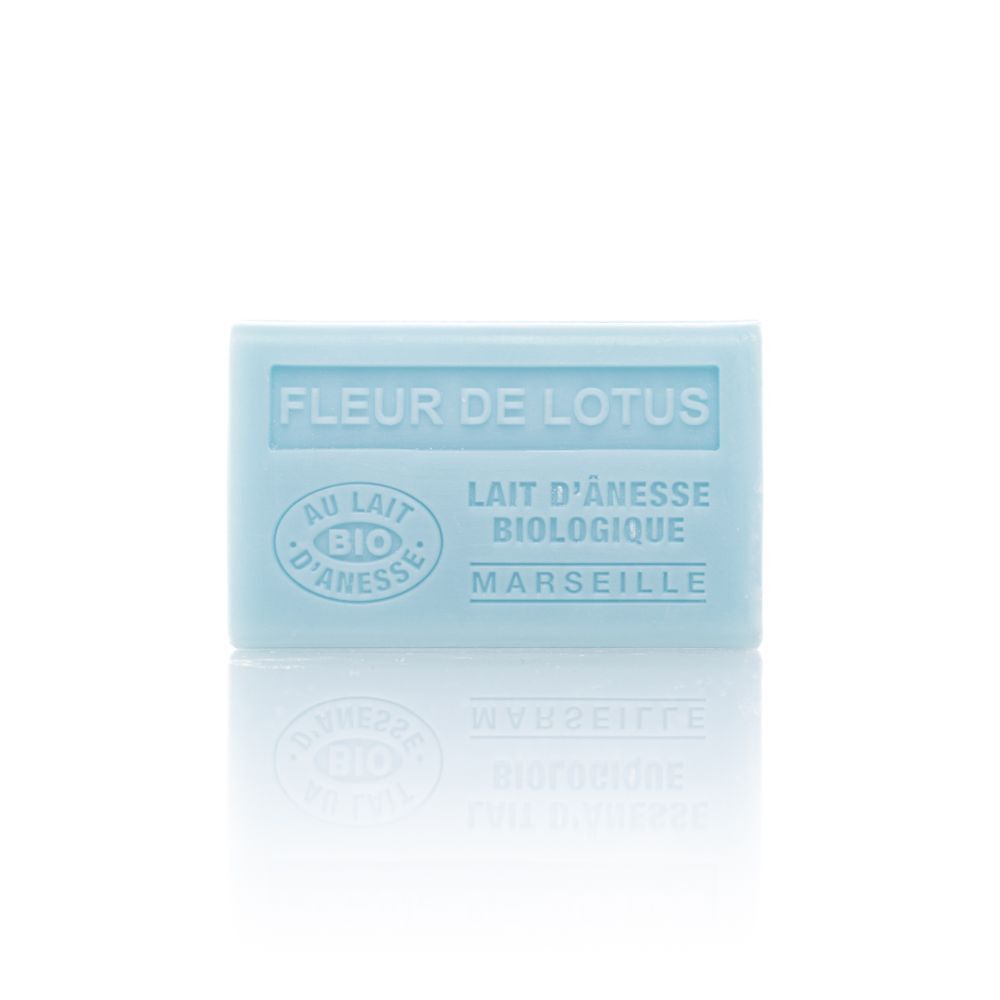 Savon bleu clair avec texte en relief: FLEUR DE LOTUS, AU LAIT D'ÂNESSE BIOLOGIQUE, MARSEILLE. Label bio.